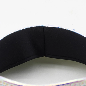 Dettaglio della fodera in tessuto nero e bordo in PU olografico sul cappello stile punk