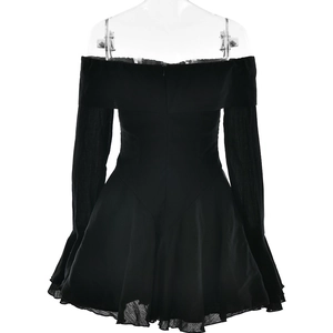 Détail de la robe noire à épaules dénudées avec des volants et des manches évasées