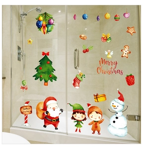 Détail des stickers de Noël Père Noël et bonhomme de neige sur une porte vitrée