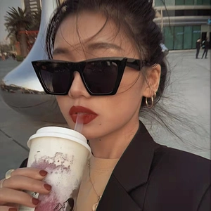 Klassische quadratische übergroße schwarze Sonnenbrille mit Cat-Eye-Rahmen am Modell