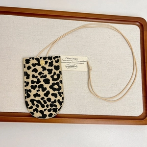 Détail du collier porte-lunettes en cuir léopard avec fermeture à bouton-pression