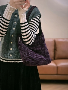 Elegante borsa a spalla in tweed viola intrecciato da donna con texture morbida e capiente