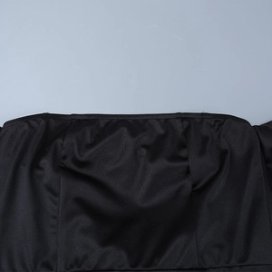Gros plan sur le tissu en satin noir et les coutures soignées de la robe bustier