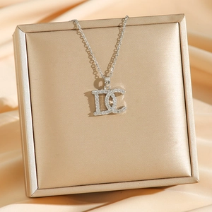 Élégant collier argenté avec pendentif lettre DC serti de pierres de zircone cubique