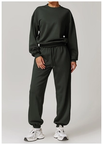 Detail eines waldgrünen Jogging-Sets mit Rippbündchen und verstellbarem Kordelzug am Bund