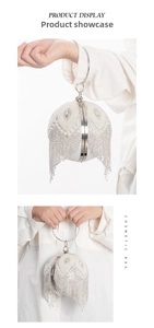 Detalle de bolso de noche esférico con borlas de diamantes y asa redonda de metal