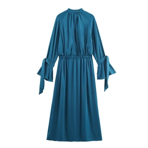 Robe midi en satin bleu paon avec col montant et poignets à nœud, vue de l'arrière
