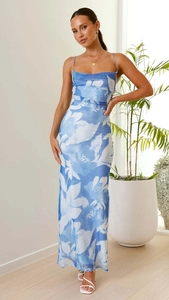 Robe longue d'été à fleurs bleues et blanches avec coupe ajustée et fines bretelles fines