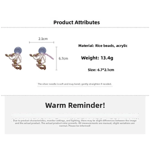 Détail des boucles d'oreilles à pompon avec dimensions 6,7cm x 2,1cm et poids 13,4g