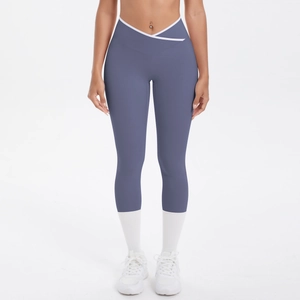 Détail du legging de yoga taille haute en V avec bordure contrastée en gris violacé