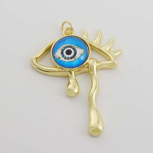 Pendentif œil bleu doré avec détails de larmes artistiques sur fond blanc pur éclatant