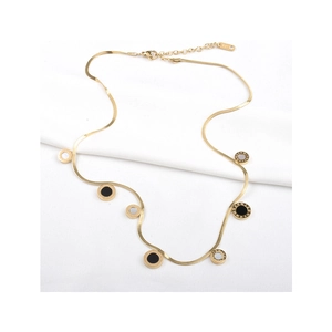 Collier chaîne serpent dorée avec pendentifs chiffres romains sur tissu blanc
