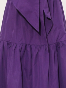 Détail d'une robe bohème violette avec bordure à volants et cordon de serrage délicat