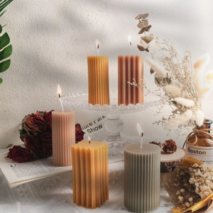 Detalle de velas aromáticas con texturas de rayas verticales en tonos naturales