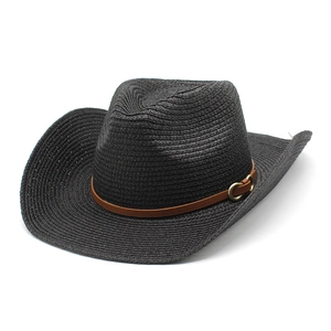 Détail du chapeau de cowboy en paille tressée noire avec ruban en cuir et boucle dorée