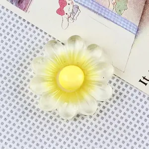 Détail macro d'une breloque tournesol en résine de 27mm pour bricolage avec pétales dépolis