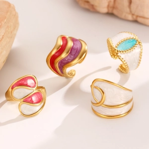 Bagues dorées artistiques avec émail coloré et formes organiques de vagues