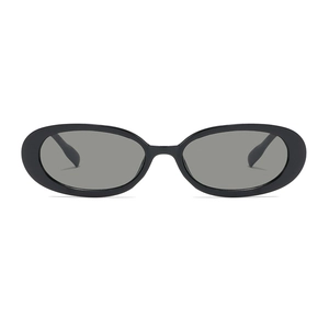 Retro-ovale schwarze Sonnenbrille mit rauchgrauen Gläsern für einen modernen Streetstyle