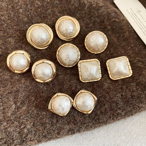 French vintage style geometric faux pearl and gold-plated earring set on felt background