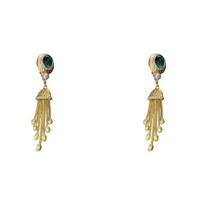 Clips d'oreilles vintage dorés avec pierre verte et perles blanches au design rétro