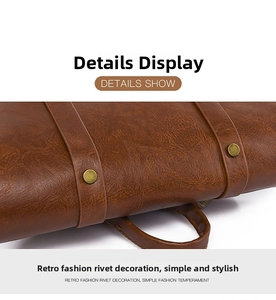 Detailaufnahme der braunen Vintage-Ledertextur und Bronze-Nieten auf dem Rucksack
