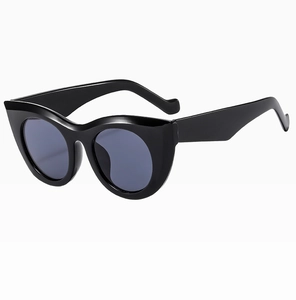 Detailansicht der schwarzen Cat-Eye-Sonnenbrille mit glänzendem Rahmen und UV-Gläsern