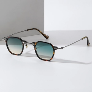 Retro small frame sunglasses with tortoiseshell pattern, gradient lenses and metal arms