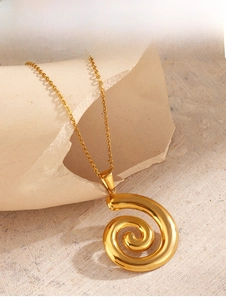 Detail eines vergoldeten Spiral-Anhängers aus Edelstahl an einer minimalistischen Kette