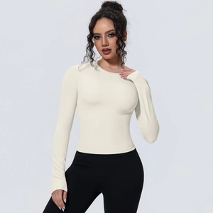 Détail du haut de yoga à manches longues blanc crème avec texture de tissu respirant
