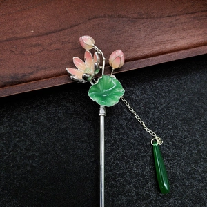 Spilla per capelli loto classica con petali rosa, foglie verdi e nappa d'argento