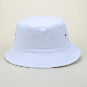 Détail d'un chapeau bob en toile blanche avec coutures renforcées et œillets métalliques