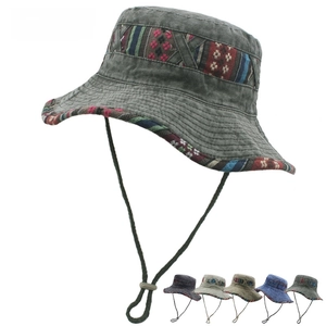 Dettaglio di un cappello da sole pieghevole con ricamo etnico e laccio regolabile