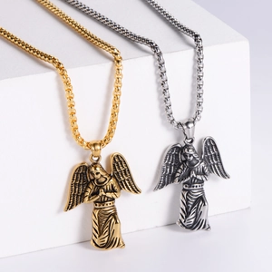 3D Engel-Anhänger Halsketten in Gold und Silber auf weißem Schmuckständer