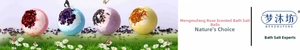 Lot de quatre boules de bain aux huiles essentielles et pétales de fleurs sur l'herbe
