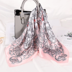 Dettaglio di un foulard in seta a righe legato a una borsa in pelle in un contesto di lusso