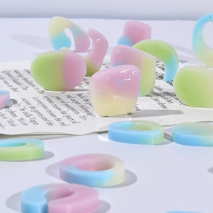 Détail de pendentifs en résine dégradée macaron aux formes géométriques pour bijoux DIY