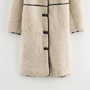 Cappotto lungo in ecopelliccia beige con ampi revers e finiture in pelle nera a contrasto