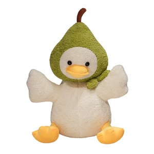Peluche de canard mignon avec chapeau de poire verte en matière douce sur fond blanc