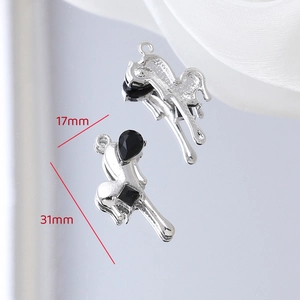 Vue macro de pendentifs nœuds argentés avec pierres noires et dimensions 17mm par 31mm