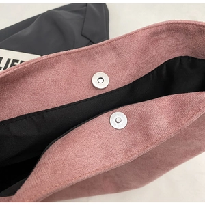 Detail der rosa Wildleder-Tasche mit sicheren doppelten Magnet-Druckknopfverschlüssen