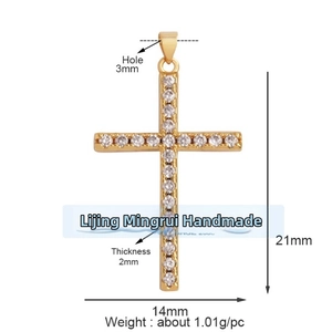 Vista dettagliata del ciondolo a croce in rame con zirconi e dimensioni 21mm x 14mm