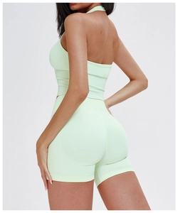 Seitenansicht des nahtlosen mintgrünen Ripp-Yoga-Sets mit Neckholder-Top und kurzen Hosen