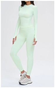 Detailansicht des nahtlosen Yoga-Tops mit Daumenloch-Design und mintgrünem Stoff