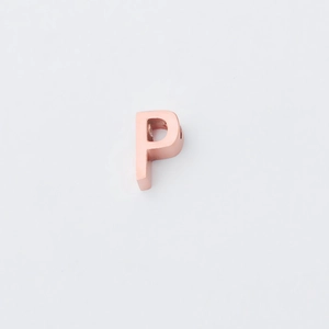 Macro-opname van roségouden letter P kraal met gepolijste spiegelafwerking en gat