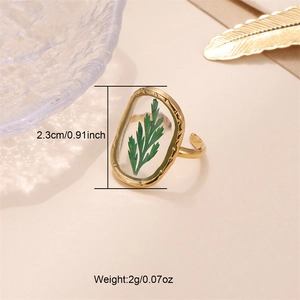 Detailed macro view showing the 2.3cm golden leaf resin ring with weight parameters
