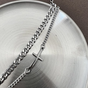 Collier double couche argenté style punk avec pendentif croix sur plateau en métal