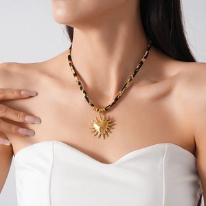 Collana con ciondolo a cuore sole in oro vintage con cordino leopardato da donna