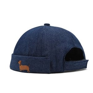 Bonnet docker en denim bleu foncé rétro avec broderie teckel et sangle ajustable