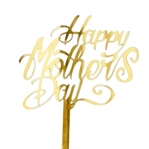 Gros plan sur un cake topper Happy Mother's Day en acrylique doré avec effet miroir
