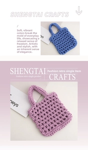 Detailaufnahme der handgestrickten Baumwolltasche mit lila und blauen Lochmustern